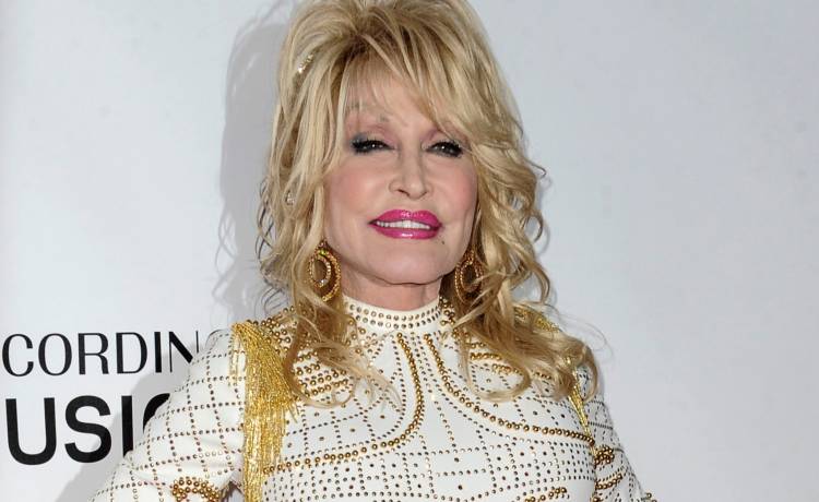 Dolly Parton odtworzyła okładkę "Playboya" sprzed ponad 40 lat! To urodzinowy prezent dla jej męża