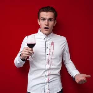 Czym można usunąć plamę z czerwonego wina? Zajrzyj do kuchni!