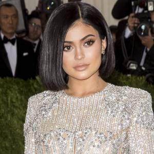 Kylie Jenner prawie cała nago! Jej dekolt przysłaniają tylko ręce. "Bogini" [FOTO]
