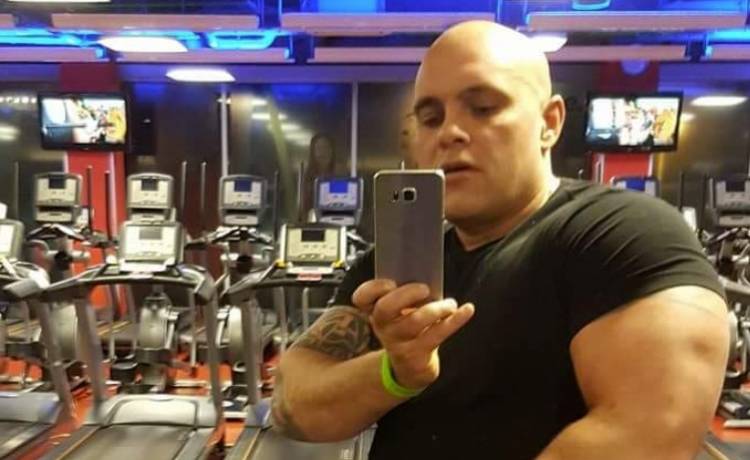 Dominik Abus z "Gogglebox" w towarzystwie pięknej blondynki. Tak zachowuje się poza kamerami!