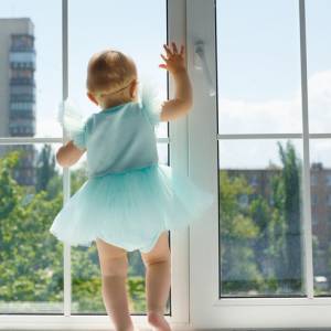 Idąc do pracy, złapał dziecko, które wypadło z okna! Niesamowita akcja ratunkowa [WIDEO]