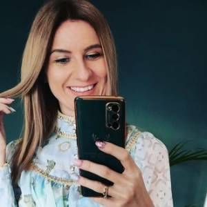 Jedna z uczestniczek programu: "Rolnik szuka żony" wystylizowana na anioła. Na pierwszym planie: ciążowy brzuch! [ZDJĘCIE]