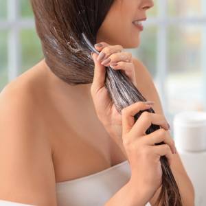 Piękne i lśniące włosy? Jest na to sposób! Główny składnik masz w lodówce