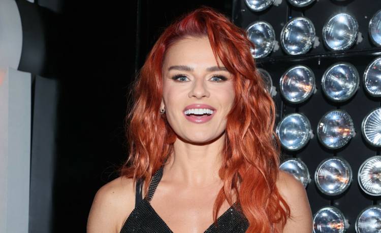 Nagi biust i biała marynarka. Natasza Urbańska nie boi się odważnych stylizacji! [FOTO]