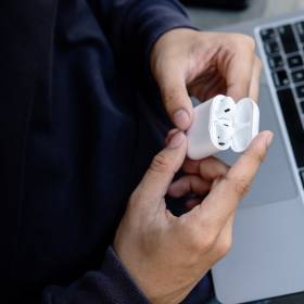 Dlaczego ludzie unikają słuchawek Bluetooth? Coraz więcej osób wybiera te z kablem