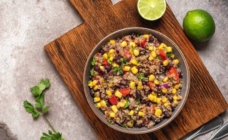 Tą sałatką zaskoczysz swoich gości. Sprawdź, jak ją zrobić!