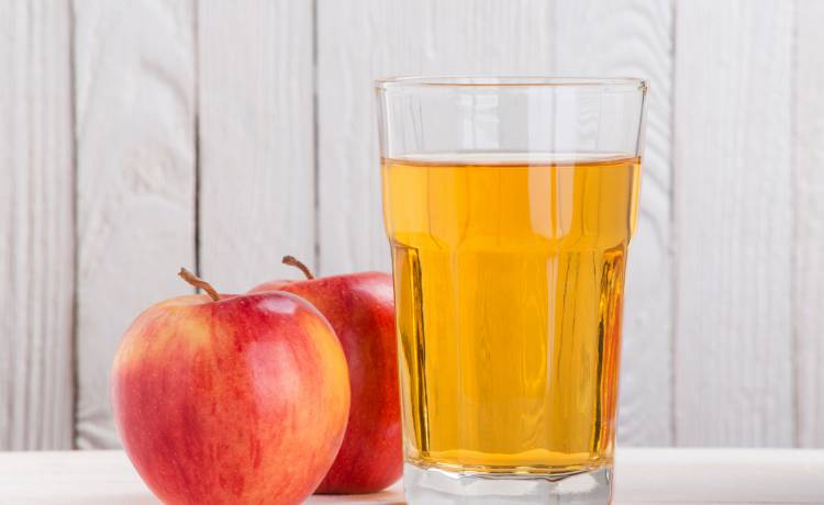 Ciała obce w soku jabłkowym. Produkt wycofano: "Nie nadaje się do spożycia przez ludzi"