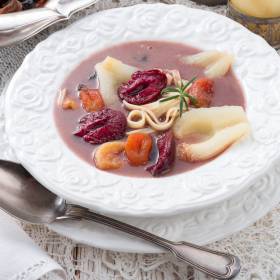 Czernina – polska zupa, która budzi grozę i fascynację. Powrót czarnej polewki na polskie stoły