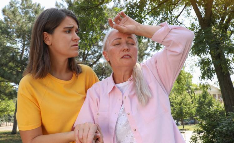 Zawroty głowy i wysoka gorączka? Nie lekceważ tych objawów - to może być udar słoneczny