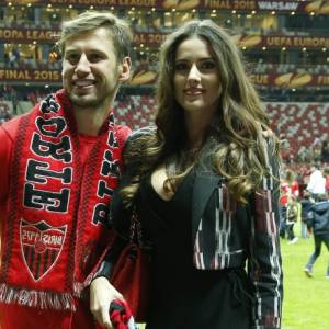 Célia Krychowiak niczym zmysłowy kameleon. Wcięcie niemal do pasa rozpala wyobraźnię. "Jesteś niesamowita" [FOTO]