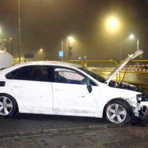 Policjant usłyszał głośny huk. Kierowca dachował tuż obok komisariatu