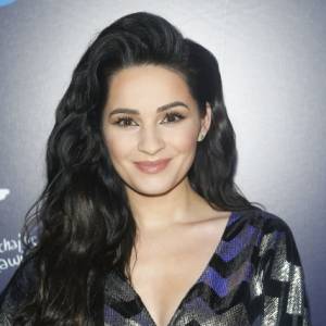 Ewelina Lisowska wskoczyła do basenu. Towarzyszy jej ktoś jeszcze! [ZDJĘCIA]            