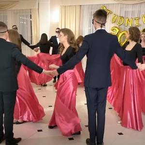 Tę studniówkę zapamiętają do końca życia! Występ maturzystów robi wrażenie [WIDEO]