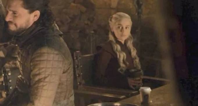 Wpadka w "Grze o Tron". Ile był warty kubek Starbucksa, który pojawił się w serialu?