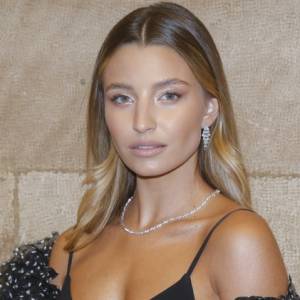 Julia Wieniawa na gorących kadrach w stroju kąpielowym. Pozuje pośród malowniczej roślinności [FOTO]