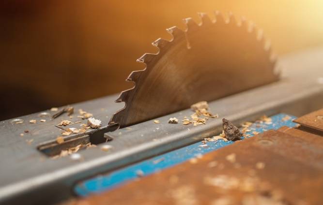 Odcięła sobie rękę piłą tarczową, by wyłudzić odszkodowanie... 