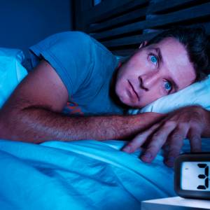 Budzisz się codziennie w nocy o tej samej godzinie? Powód może zaskakiwać