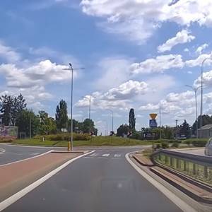 Pijany motocyklista przez rondo przejechał... prosto. "Skok przez rondo zaczyna być już naszym sportem narodowym" [WIDEO]