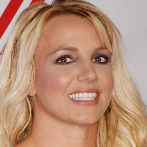 Róża i czerwone kozaki niewiele zasłaniają! Britney Spears niemal nago na najnowszych zdjęciach [FOTO]