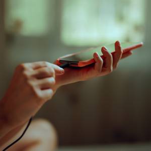 Jak naładować komórkę bez prądu? Proste sposoby