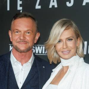 Cezary Pazura zaskoczył żonę przy porannej toalecie. Podarował jej imieninowy prezent