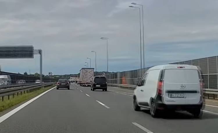 Spowodował kraksę na autostradzie, bo schylił się po wodę?! Zaskakujące nagranie z autostrady [WIDEO]