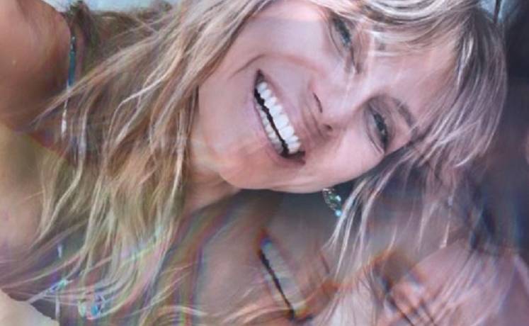  Heidi Klum znów rozpaliła Instagram. Na wakacyjnej fotografii odsłoniła biust [FOTO]