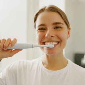 Myjesz zęby 2 razy dziennie? Specjaliści nie pozostawiają złudzeń