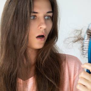 To dzieje się naprawdę! "Włosy wyłażą garściami". Musi tak być - "pocovidowy wyrok"?