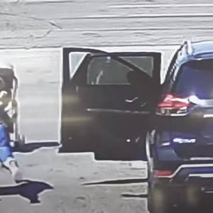 Spacerówka z niemowlęciem w środku pędziła na ruchliwą ulicę. Dziecko uratował cud. Ujawniono zapis z monitoringu [WIDEO]