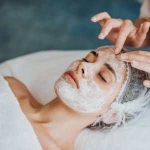 Rzęsy, brwi, opalenizna. 28-latka chciała dobrze wyglądać podczas porodu 