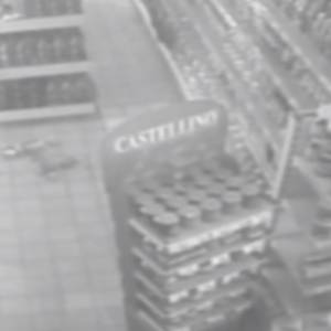 Włamał się do sklepu, ale nie potrafił z niego wyjść. Absurdalne nagranie trafiło do sieci [WIDEO]