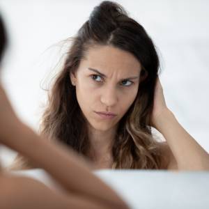 Znasz kogoś, kto często ma nieuczesane włosy? Psychologia tłumaczy