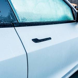 Chowane klamki w samochodach pod lupą. Koniec modnego rozwiązania coraz bliżej?