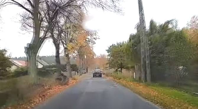 Niesamowite starcie dwóch danieli na środku drogi. "Większe emocje niż na niektórych walkach Fame MMA" [WIDEO]