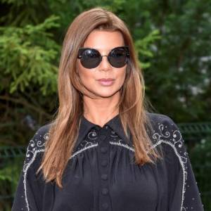 Edyta Górniak pozuje w luksusowym kostiumie i słomianym kapeluszu od Chanel