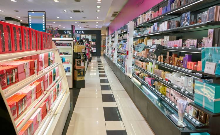 Sephora i Rossmann zamykają sklepy i rozdają kosmetyki za darmo? Sieci wydały oświadczenia