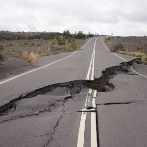 Przeżyły horror. Jechały samochodem, gdy ich pojazd wciągnął głęboki lej [WIDEO]