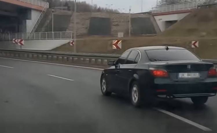 Kierowca bmw wyprzedzał prawym pasem, a chwilę później wpadł w poślizg! [WIDEO]