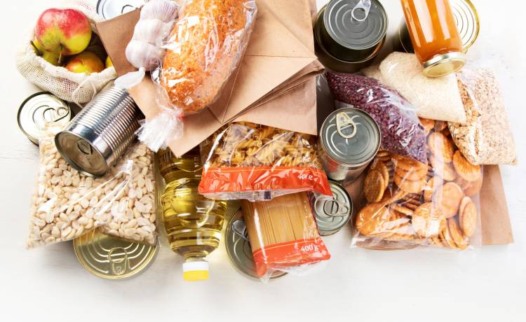 Myślisz, że to zdrowy deser? Prawda o brzoskwiniach w puszce zaskakuje, fot. Shutterstock