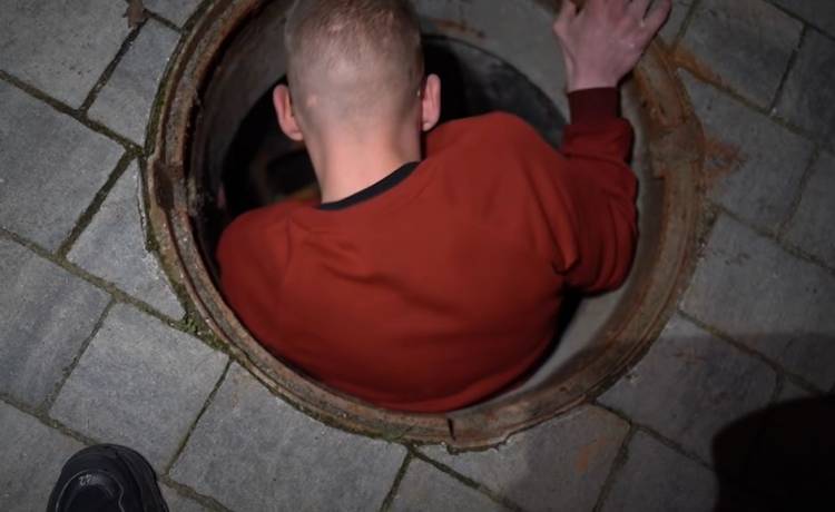 Patoyoutuberzy wykorzystali niepełnosprawnego chłopaka do wykonywania obrzydliwych zadań za pieniądze. "Prostackie, poniżające osoby"