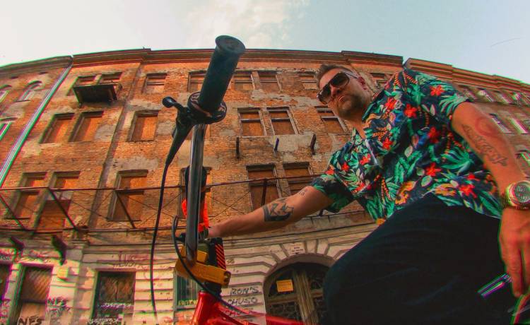 TEDE wjeżdża na rowerze z neobumbapowym brzmieniem. Tego jeszcze nie było! [WIDEO]