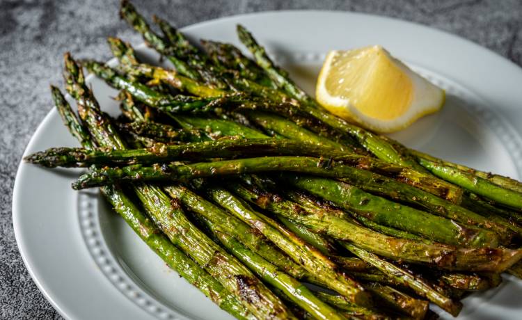 Szparagi - czy są zdrowe? Tak, ale nie dla każdego. Kto nie powinien ich jeść?