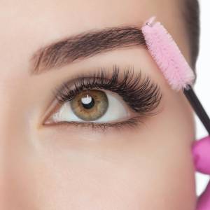 Sposoby na gęste i długie rzęsy: odżywki, olejki i serum