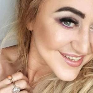 Agnieszka Kotońska prezentuje zgrabną figurę w mini. Odważne kadry podzieliły fanów bohaterki "Gogglebox"