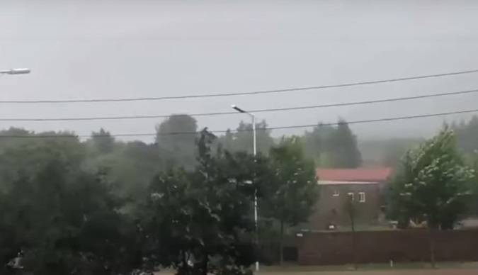 Piorun uderza kilkanaście razy w jedną latarnię w zaledwie kilka sekund! To nagranie to hit! [WIDEO]           