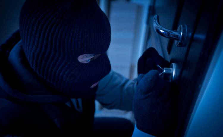 Ukrywał się przed policją w jaskini. Spędził tam... 14 lat