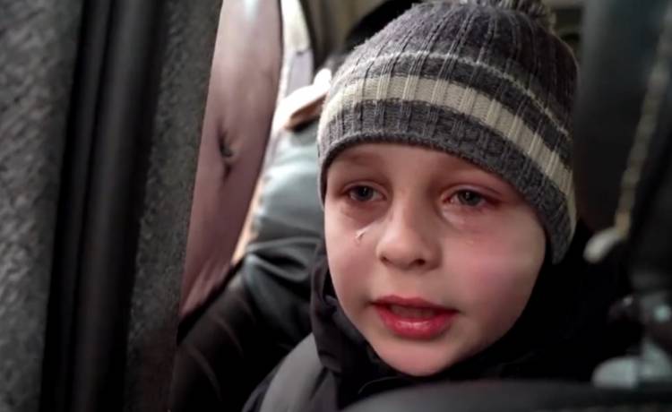 Zrozpaczony chłopiec mówi o tacie, który został w Kijowie. Opowiada o swojej ucieczce ze stolicy [WIDEO]