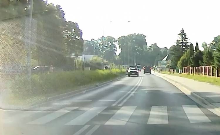 Dziewczynka wbiegła pod jadący samochód tuż przed szkołą! Nagranie ku przestrodze: "Jak nie wysadzać dzieci" [WIDEO]