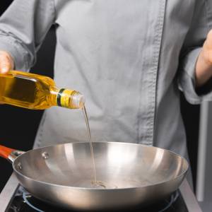 Eksperci wskazali najlepszy olej do codziennego gotowania
